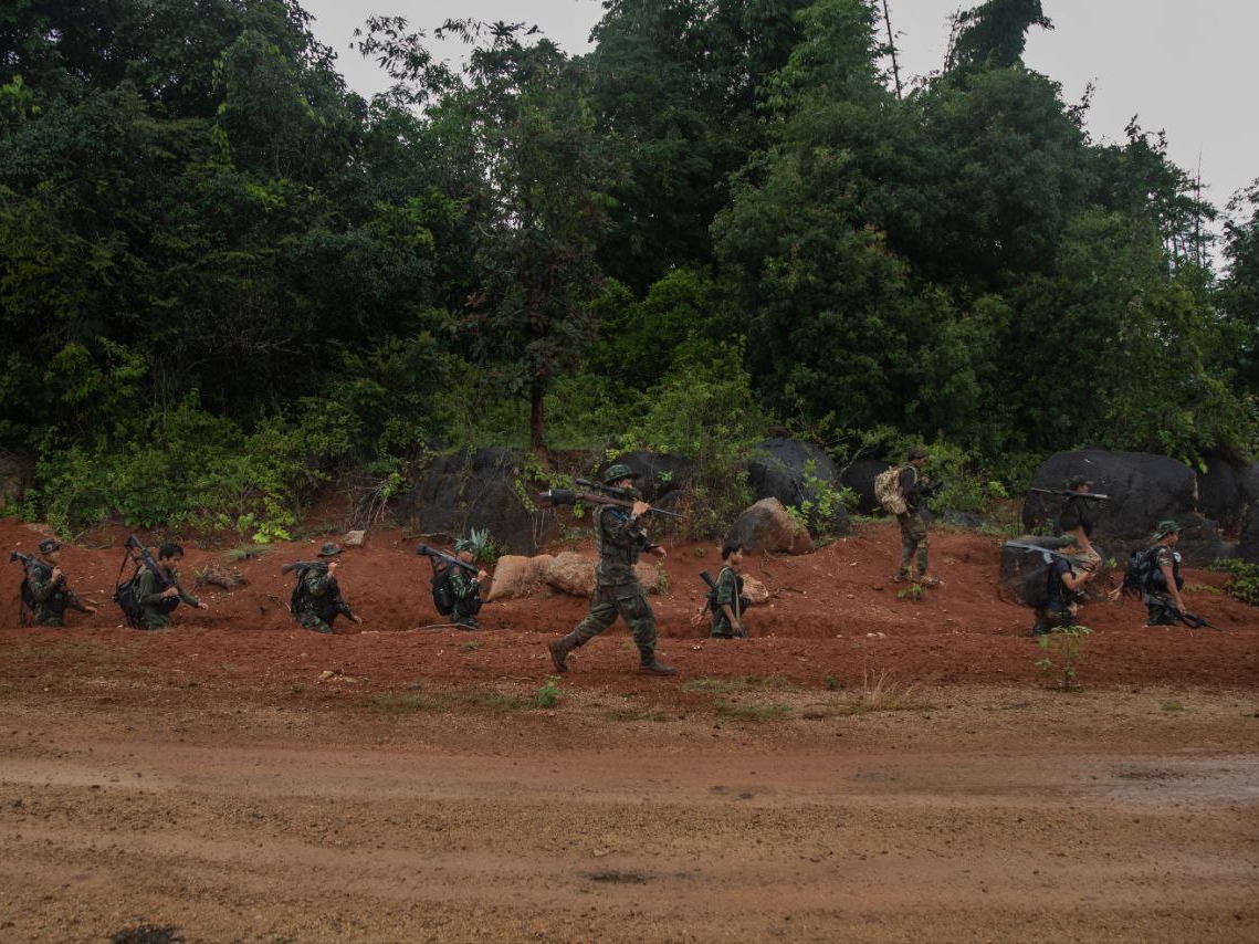 ကရင်နီပြည်က 'ချပ်ဝတ်နီ' များ